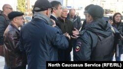 Махачкала, к участникам пикетов в поддержку Гаджиева пришла полиция, 4 ноября 2019 г.