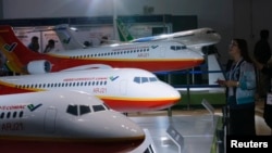 Макеты лайнеров ARJ21 и C919 на выставке Aviation Expo China 2013, открывшейся сегодня в Пекине
