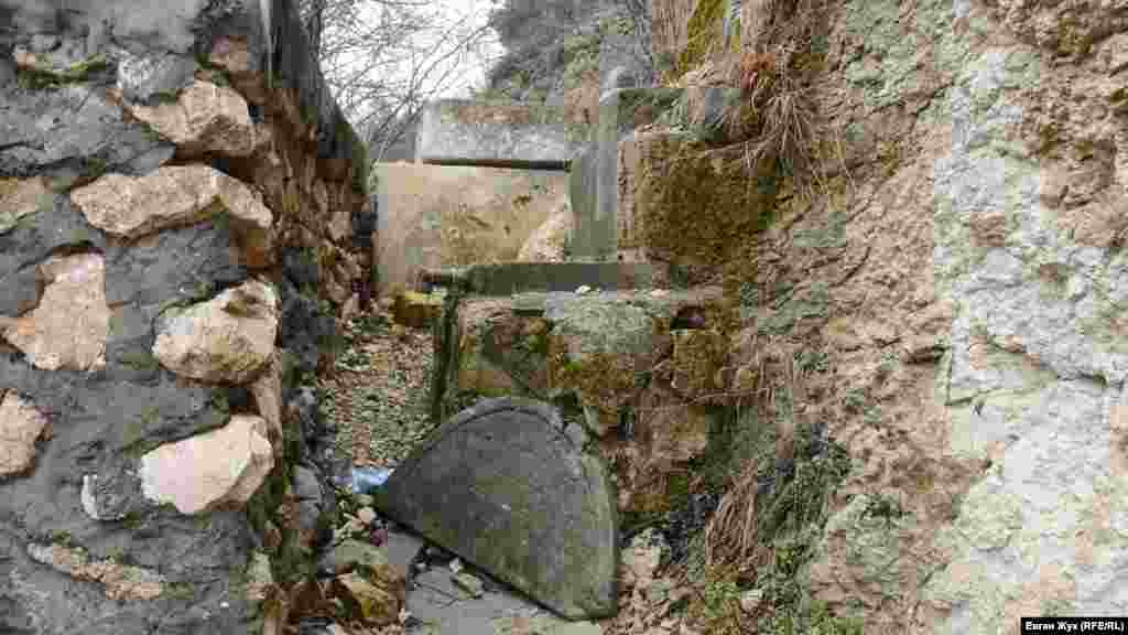 Около двух десятков лет назад двое крымских татар – братья Рустем Купа и Недим Купа восстановили и оборудовали старый родник. Сегодня из-за засухи воды в нем нет