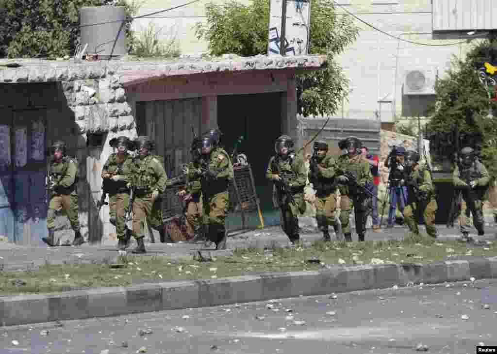 Израильские солдаты во время столкновений с палестинцами в городе Хеврон на Западном берегу Иордана. 13 октября 2015 года. 