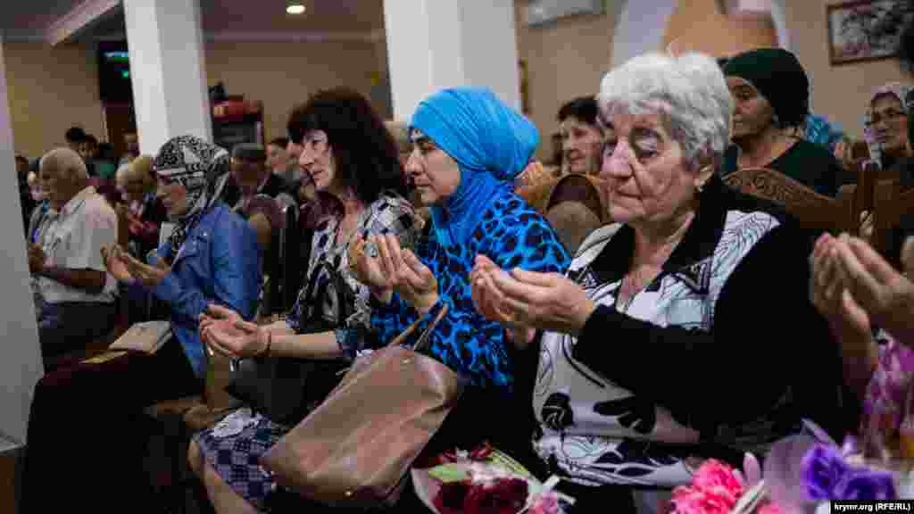 Ежемесячная встреча общественного объединения «Крымская солидарность» в Симферополе, на которую пришли адвокаты, правозащитники, родственники политических узников и просто неравнодушные крымчане, 28 апреля