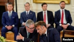 Марко Рубіо (на задньому плані) слухає дискусію європейських лідерів із Дональдом Трампом і Володимиром Зеленським, Вашингтон, 18 серпня 2025 року