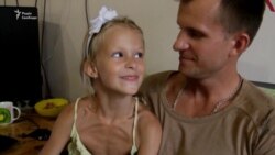 6-летняя дочь Николая Петаева Даша помогает по хозяйству 6-летняя дочь Николая Петаева Даша помогает по хозяйству