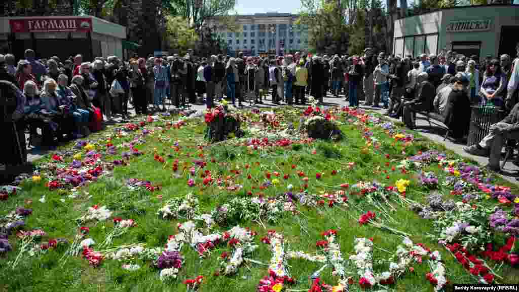 Зранку правоохоронним органам повідомили про «замінування» Будинку профспілок, тому людей на Кулікове поле, станом на 18:00, так і не пустили. Тому вони кладуть квіти на газон біля входу