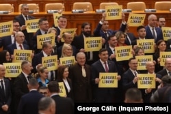Parlamentarii AUR și POT, partide de extremă dreapta, cer alegeri libere. Potrivit alegerilor libere-nelibere de la 24 noiembrie, ei au devenit deputați și senatori. Își pot exprima liber punctele de vedere și pot vota așa cum le-au cerut alegătorii lor.