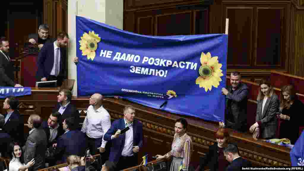 «Опозиційна платформа – За життя» вивісила банер.