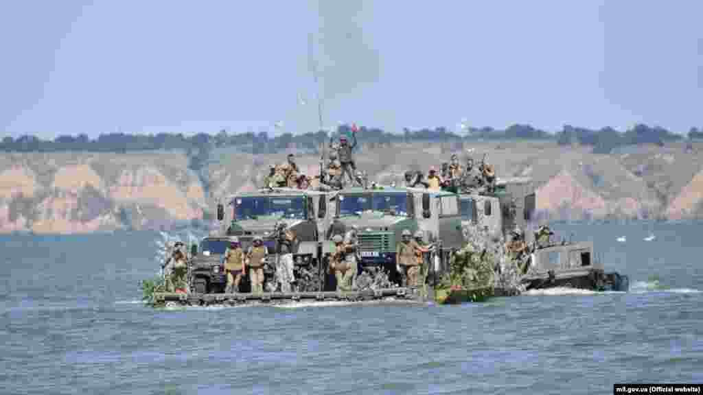 Українські військові відпрацювують морське десантування під час міжнародних навчань «Сі Бриз-2017». Одеська область, 19 липня 2017 року