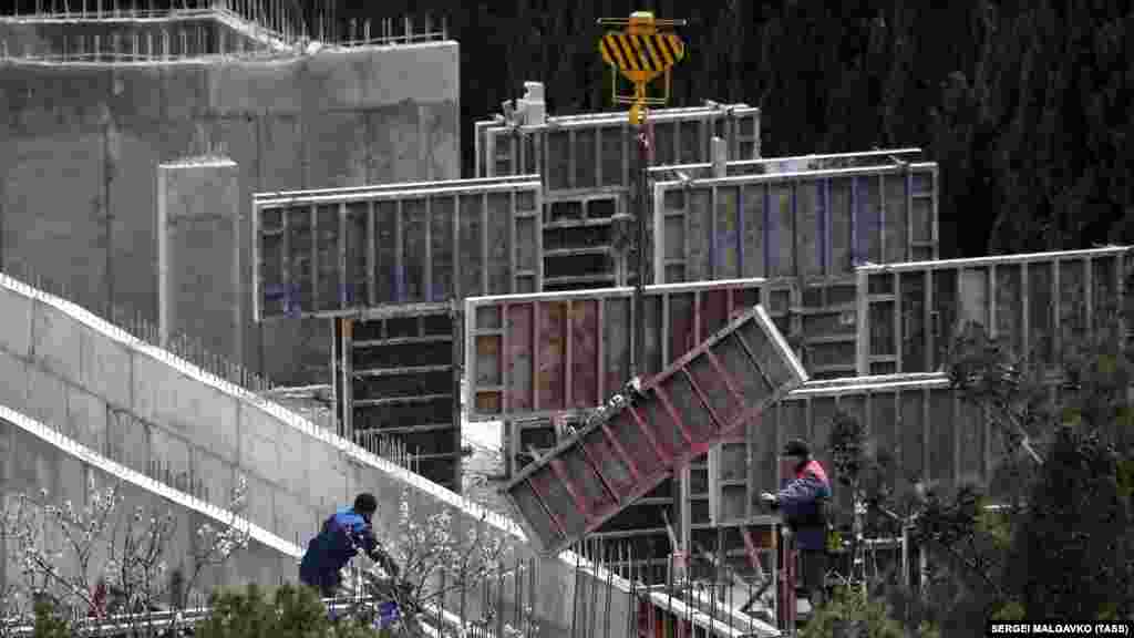 В конце февраля российские власти Крыма сообщили о том, как будет застраиваться Форосский парк: на территории парка разрешена реконструкция 18-этажного здания и строительство детского оздоровительного лагеря. «Согласно проекту содержания, планируется: строительство жилого корпуса с административной частью – 3 этажа, многофункционального спортивного центра – 4 этажа, столовой с административной частью – 4 этажа (включая подземный этаж). Также реконструкция существующих зданий в жилой корпус – 9 этажей (включая подземный этаж) и бассейн – 3 этажа (включая подземный), а также размещение подземных резервуаров для чистой воды и станцию обеззараживания воды», – сообщили в российском Министерстве экологии и природных ресурсов Крыма