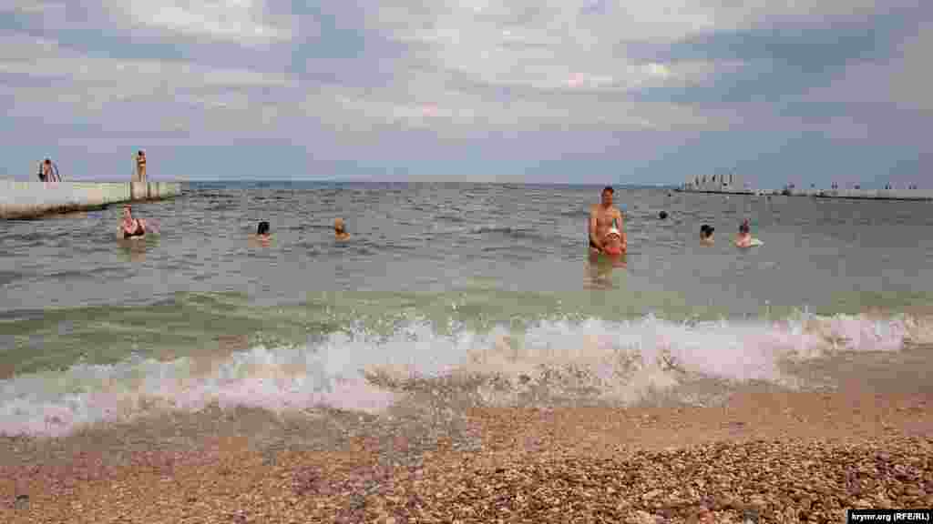 Легкий шторм поднял со дна песок и прибережная вода стала мутной 