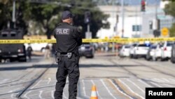 Що стало причиною стрілянини невідомо. Наразі триває розслідування пожежі в будинку, який, імовірно, належав стрілку