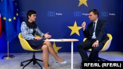 Під час інтерв'ю Рікарда Йозвяка з Мартою Кос, комісаркою ЄС з питань розширення. Прага, 28 квітня 2025 року