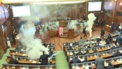 Сльозогінний газ у парламенті Косова (відео) Сльозогінний газ у парламенті Косова (відео)