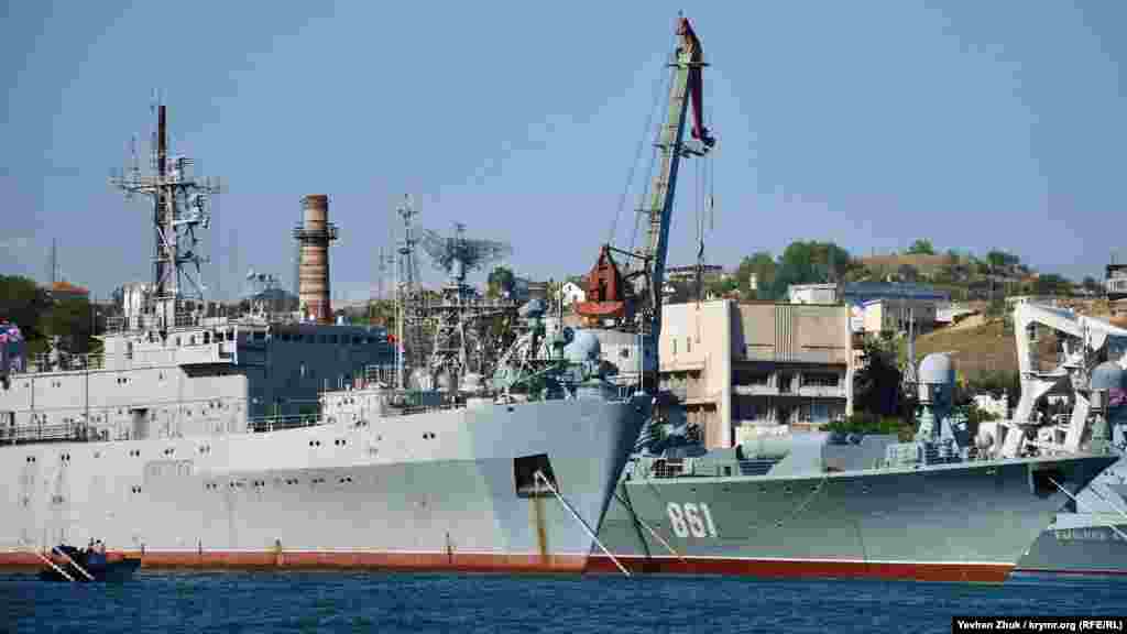 Между кораблями 30-й дивизии «спрятан» средний разведывательный корабль, корабль управления «Славутич» ВМС Украины. Можно разглядеть замазанный краской бортовой номер U510