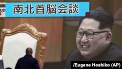 Ким Чен Ын на экране телевизора в Токио