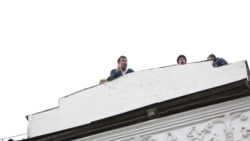 СБУ і ГПУ затримали Саакашвілі, але його прибічники блокують машини силовиків (відео) СБУ і ГПУ затримали Саакашвілі, але його прибічники блокують машини силовиків (відео)