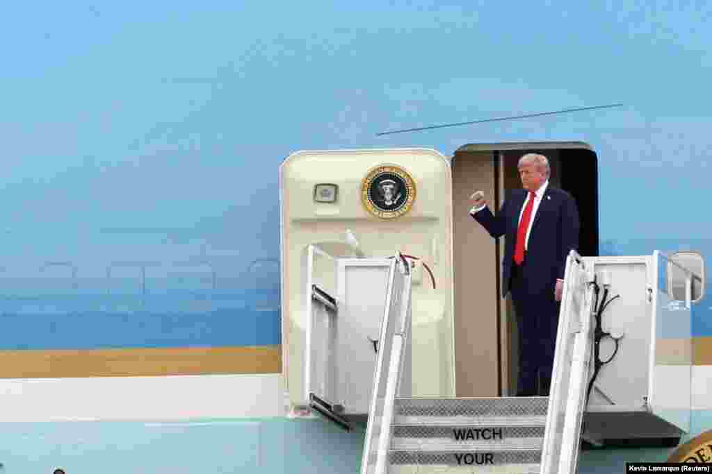 Avion američkog predsednika sleteo je u zajedničku bazu Elmendorf u blizini Ankoridža oko 10.20 po lokalnom vremenu (20.20 po centralnoevropskom vremenu."Mislim da će sve ispasti veoma dobro, a ako ne, vratiću se kući veoma brzo", rekao je Tramp za Foks njuz (Fox News) tokom leta avionom.