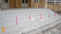 У Луганську поодинокі виборці прийшли на закриті дільниці У Луганську поодинокі виборці прийшли на закриті дільниці