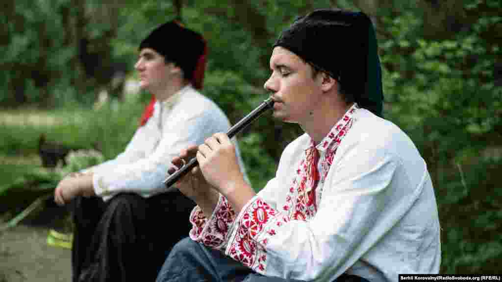 «Віха» – це велетенська жердина, обвита зіллям, стрічками та квітами. Навколо неї проводили обряди та розважалися