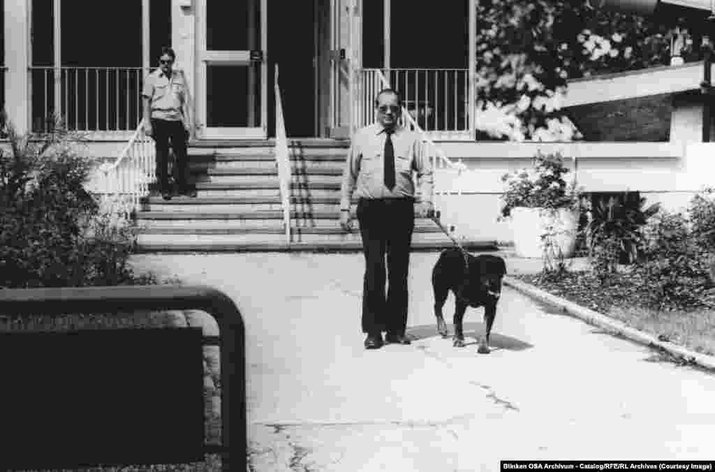 Охорона мюнхенської штаб-квартири у 1982 році.Окремі журналісти та дописувачі ставали мішенями комуністичних шпигунів, які працювали по Західній Європі. Болгарський журналіст Георгій Марков, який підготував для Радіо Свобода серію гострих репортажів про життя при комунізмі, був убитий у Лондоні в 1978 році за допомогою механізму з отрутою, вмонтованим у спеціальну парасольку, якою його нібито ненароком зачепили (вкололи) на вулиці