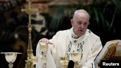 Папа Франциск (на архівному фото) окремо помолився за мешканців окупованої частини Донбасу