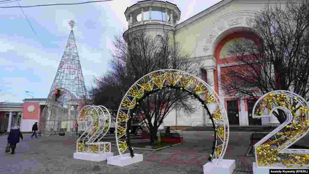 Рабочие предприятия «Город» 23 декабря начали монтировать елку перед кинотеатром «Симферополь»