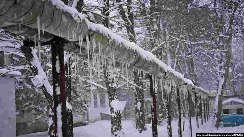 Теплотрасса поселка с возвращением зимы «обросла» ледяными сосульками