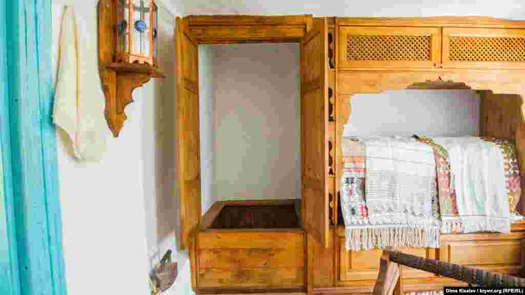 Душем крымские татары пользовались еще до того, как были придуманы душевые кабины, то есть у крымских татар была и душевая, и канализация. Такой шкаф стоял прямо в комнате. В музее «Дервиш эви» его полностью воссоздали. В центре кабины – abdest taş – камень для омовения. Именно на него становились, когда мылись, чтобы выходить чистыми. Ведь в Коране написано, что после того, как помыл свое тело, надо помыть и ноги. Если не будет возвышения, то ноги окажутся в грязной воде