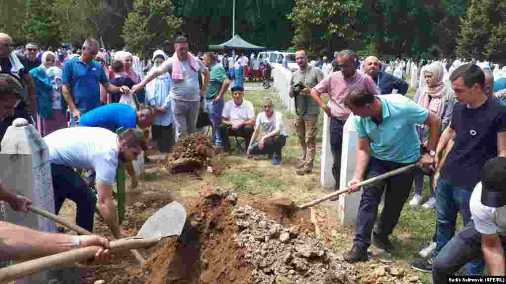 Ukop 19 žrtava srebreničkog genocida. 