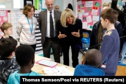 Бріджит Макрон з дітьми-біженцями