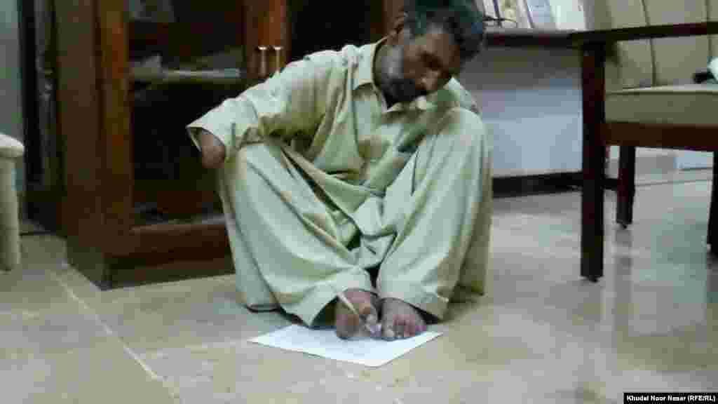 مجرم د پښو په ګوتو نه یواځې لیکل کوي، بلکې کمپیوټر هم کاروي.