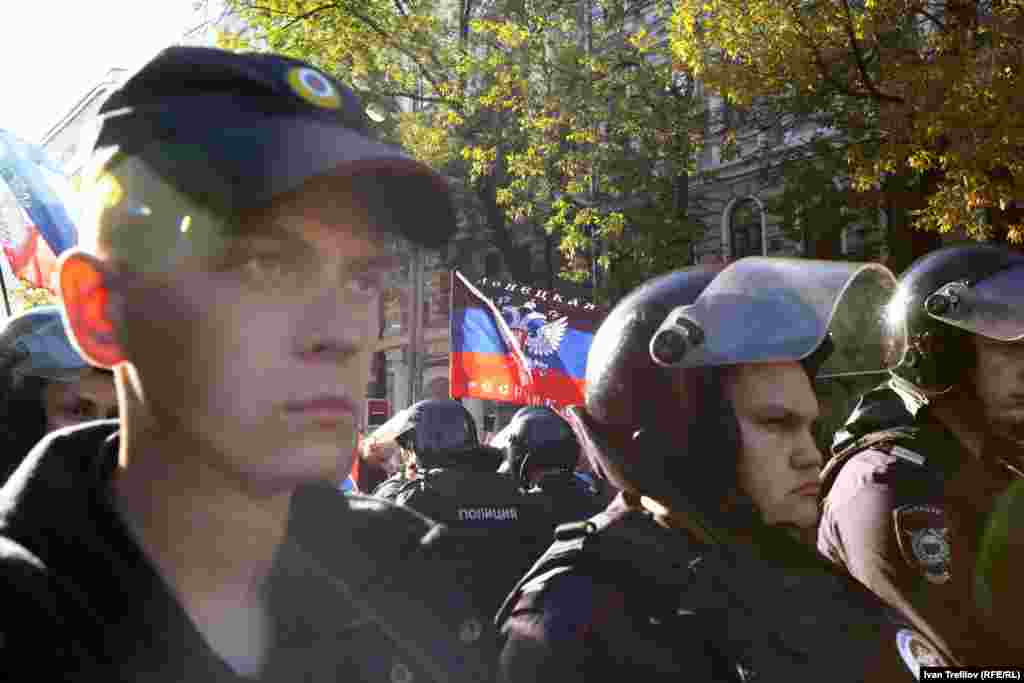 Московские сторонники сепаратистов Донбасса рядом с "Маршем мира" также присутствовали