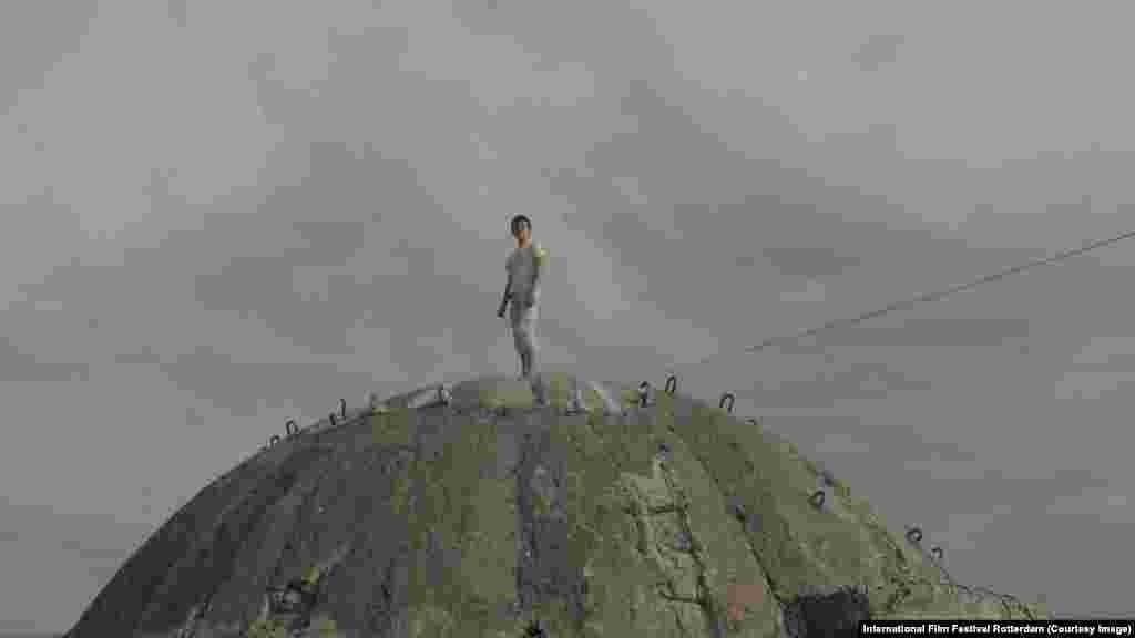 Еще один кадр из фильма "Битвы". Албанская семья превратила старый бункер в коровник