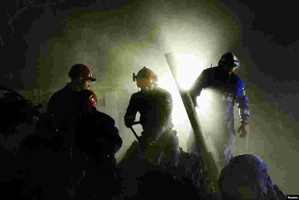 Расчистка завалов в доме, поврежденном российским ракетным ударом в Киеве