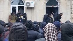 В Абхазии оппозиция штурмовала администрацию президента В Абхазии оппозиция штурмовала администрацию президента