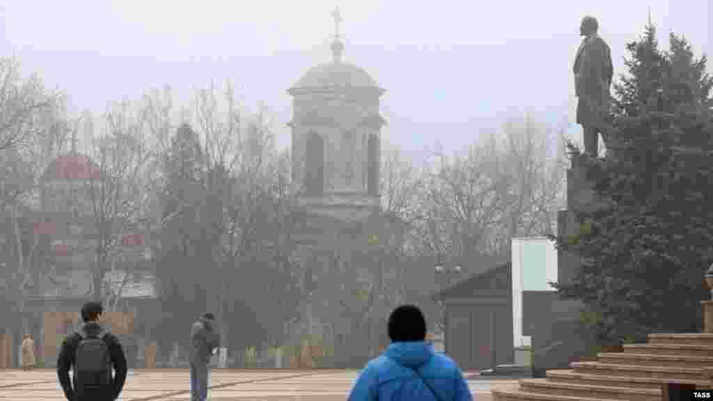 Спускаемся по Митридатской лестнице к морю и оказываемся у православного храма Иоанна Предтечи. Эта церковь византийского периода старше, чем христианство на Руси – ее первая постройка относится к VI-VII веку