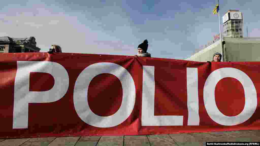 «Серед світових країн Україна має один із найнижчих показників імунізації населення. За статистикою Міністерства охорони здоров’я. Відсоток охоплення вакцинацією дітей першого року життя проти поліомієліту становить 41,1%. Такі критично низькі показники були зумовлені дефіцитом поставок вакцин в останні роки, а також відмовою батьків від вакцинації».