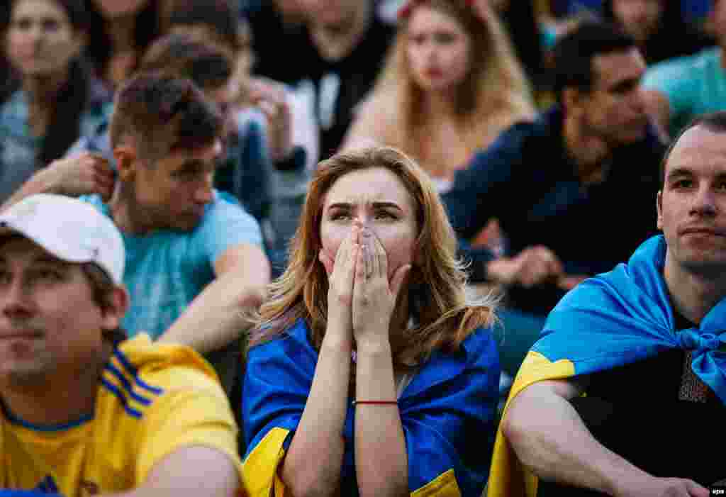Українські вболівальники під час перегляду матчу «Євро-2016» між Україною та Північною Ірландією, який Україна програла з рахунком 0:2. Київ, 16 червня 2016 року БІЛЬШЕ ПРО ЦЕ: Україна «вилетіла» з «Євро-2016»: Німеччина – Польща 0:0