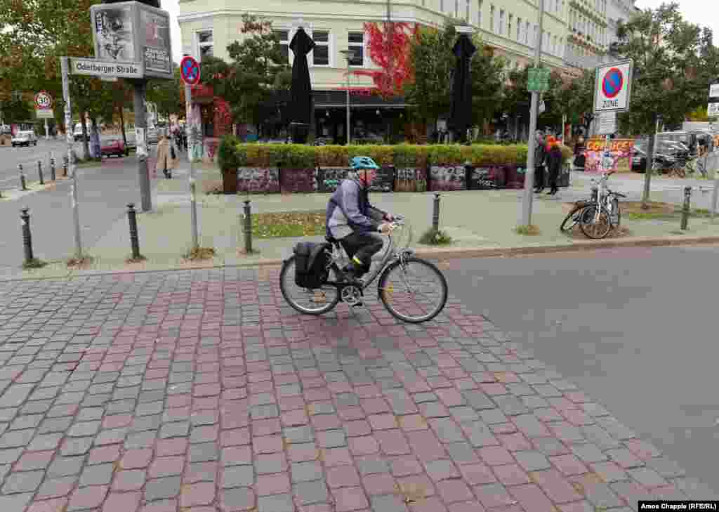 Люди прориваються крізь зруйновану стіну після відступу східнонімецьких солдатів. Це фактично поклало кінець фізичному поділу між Східним і Західним Берліном