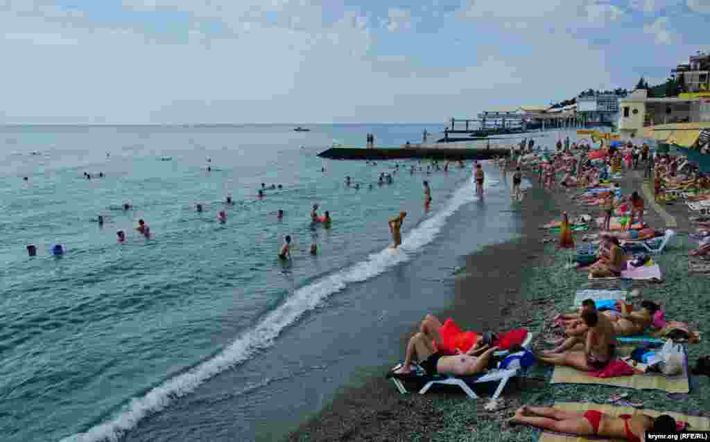 Ближе к полудню людей прибавилось, но слишком высокой плотности все же не наблюдалось