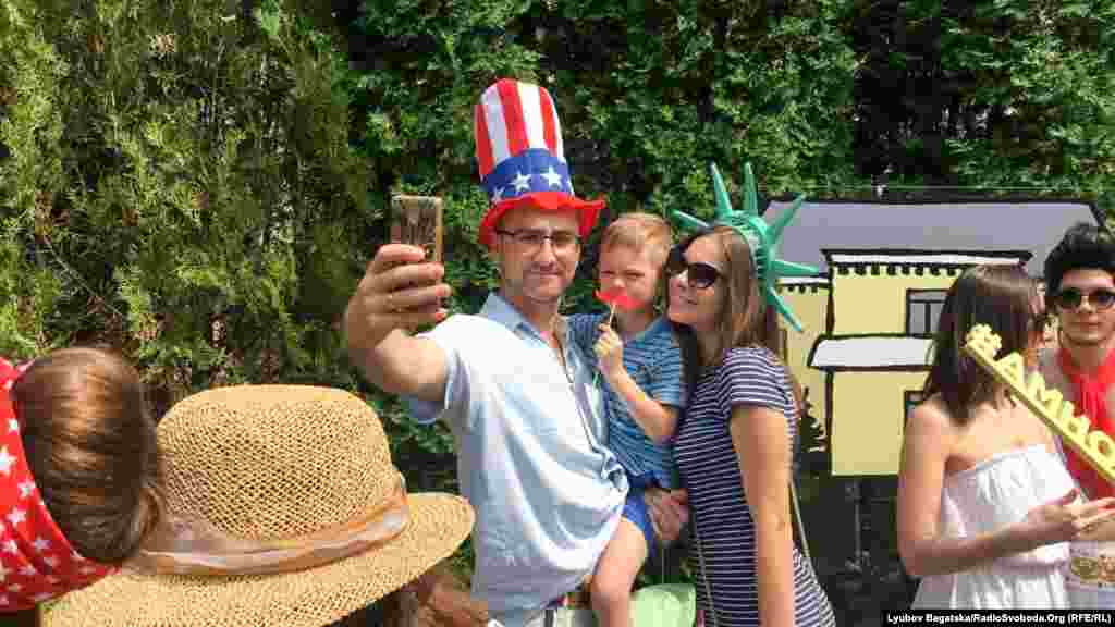 Святкували разом і малі, і дорослі, і старші люди – усі насолоджувалися атмосферою «свободи»