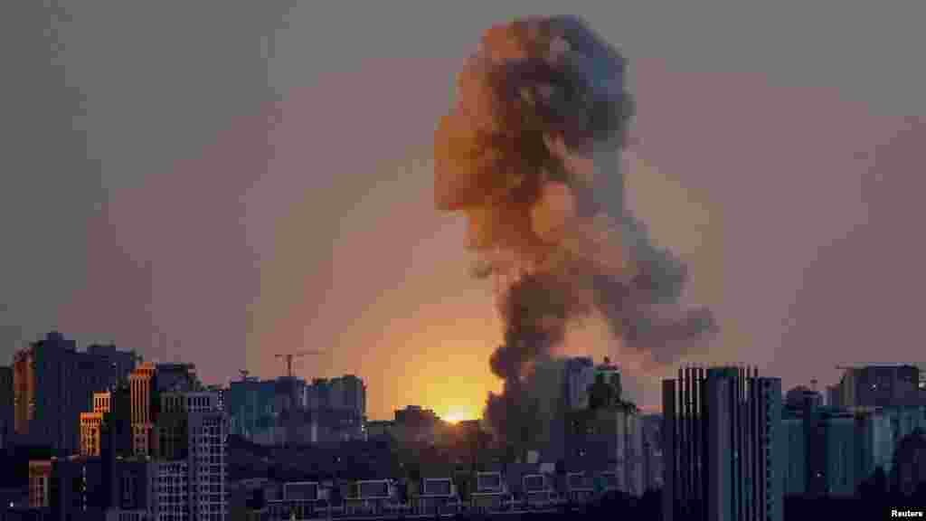 Eksplozija rakete osvetljava nebo iznad Kijeva tokom ruskog napada dronovima i raketama na ukrajinsku prestonicu.