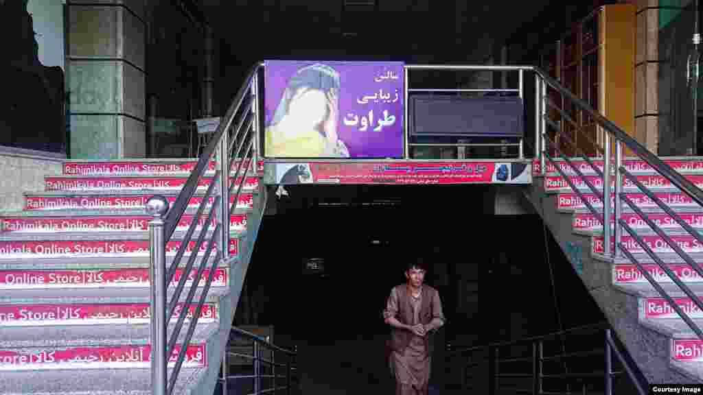 Жіноче обличчя, замальоване біля входу в торговий центр    