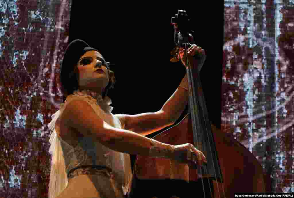 Концерти відбуватимуться не тільки на головній сцені в міському саду, але і на водній станції «Азовсталь»