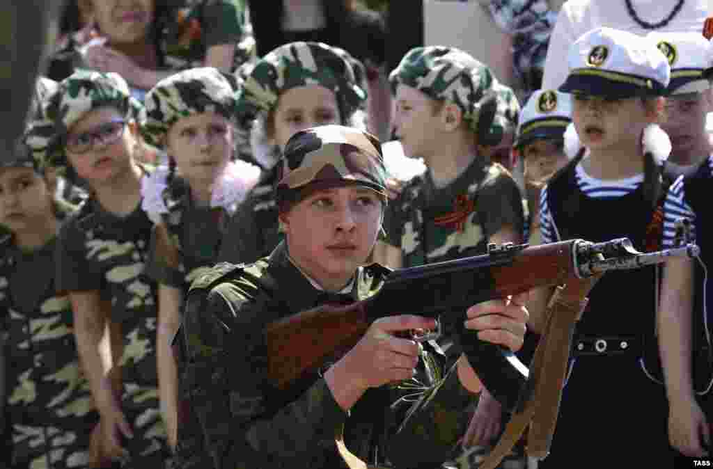 «Парад дитячих військ» у Ростові-на-Дону в рамках святкових заходів із вшанування ветеранів Великої вітчизняної війни. У параді взяли участь близько 500 дітей у віці від 4 до 10 років. Росія, Ростов-на-Дону, 14 травня 2015 року