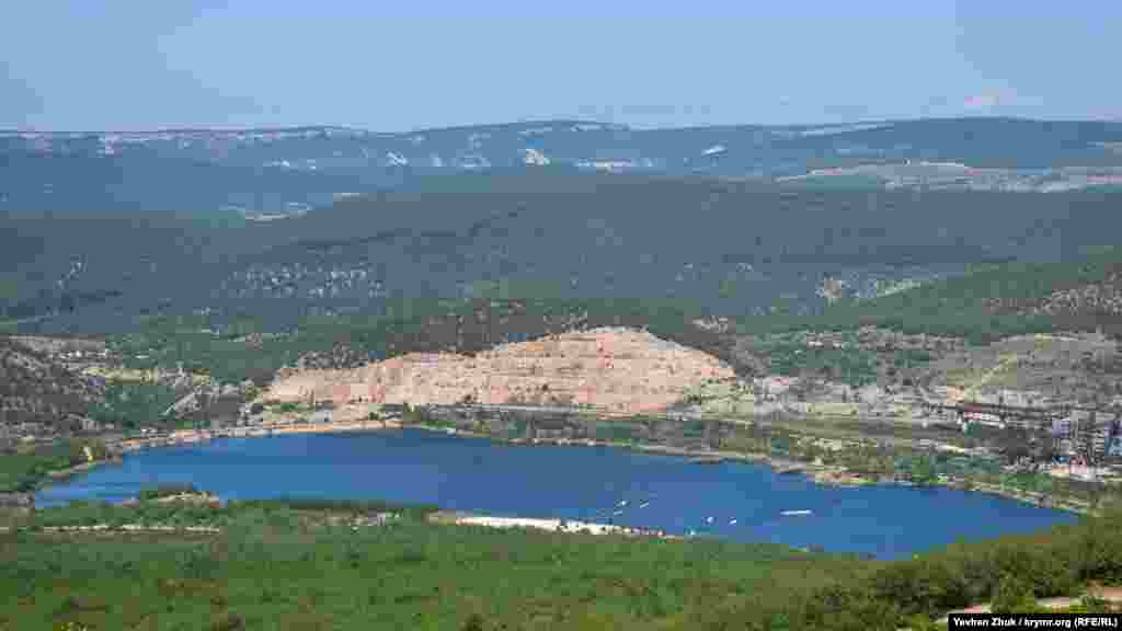 Наполовину «съеденная» разработкой гора Гасфорта и искусственный пруд у ее подножия. Этот ископаемый коралловый риф, сложенный мраморированными известняками, начали разрабатывать в конце 1970-х и «спилили» горными работами почти наполовину. Добычу известняка прекратили после протестов экологических активистов