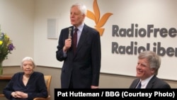Правозащитница Людмила Алексеева, президент корпорации Радио Свобода\Свободная Европа Кевин Клоуз и американский журналист Дэвид Саттер