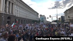 Хиляди се събраха за пети пореден ден в центъра на София. Те протестираха с искания за оставката на правителството на Бойко Борисов и Главния прокурор Иван Гешев