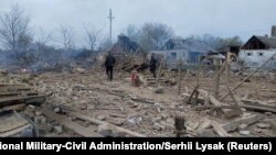 نمایی از ویرانههای برجای مانده از حملات موشکی روسیه به پاولوهراد در اوکراین