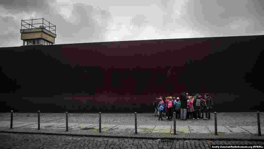 Загалом у місті за тиждень пройшло понад 200 заходів, присвячених річниці. На фото – екскурсія для дітей біля музею Берлінського муру на Бернауер-штрассе