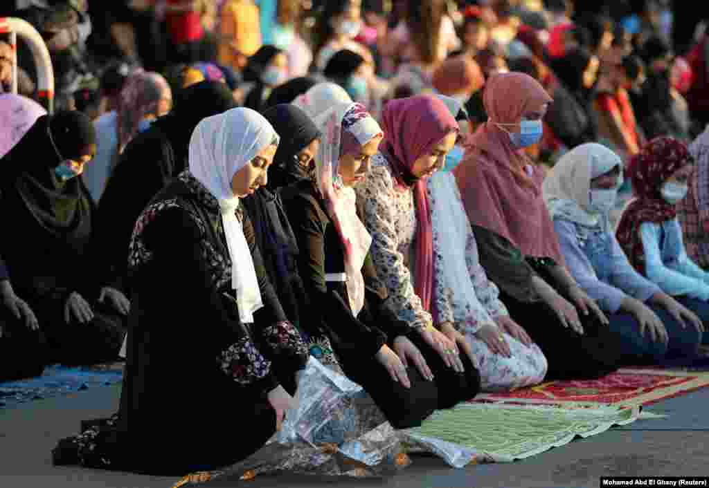Праздничный намаз, знаменующий окончание священного исламского месяца Рамадан (Рамазан), в мечети Амр ибн Аль-Аас в Каире, Египет